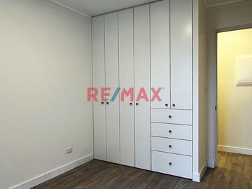 𝐄𝐧 𝐞𝐬𝐭𝐫𝐞𝐧𝐨 Venta 𝐝𝐞 𝐃𝐄𝐏𝐀𝐑𝐓𝐀𝐌𝐄𝐍𝐓𝐎 EN 𝐌𝐈𝐑𝐀𝐅𝐋𝐎𝐑𝐄𝐒 
Area 67 m2
Ubicación Calle Sevilla 
Departamento en piso 10
Ventanas con rollers
- Sala Comedor c