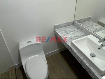 𝐄𝐧 𝐞𝐬𝐭𝐫𝐞𝐧𝐨 Venta 𝐝𝐞 𝐃𝐄𝐏𝐀𝐑𝐓𝐀𝐌𝐄𝐍𝐓𝐎 EN 𝐌𝐈𝐑𝐀𝐅𝐋𝐎𝐑𝐄𝐒 
Area 67 m2
Ubicación Calle Sevilla 
Departamento en piso 10
Ventanas con rollers
- Sala Comedor c