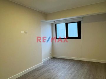 𝐄𝐧 𝐞𝐬𝐭𝐫𝐞𝐧𝐨 Venta 𝐝𝐞 𝐃𝐄𝐏𝐀𝐑𝐓𝐀𝐌𝐄𝐍𝐓𝐎 EN 𝐌𝐈𝐑𝐀𝐅𝐋𝐎𝐑𝐄𝐒 
Area 67 m2
Ubicación Calle Sevilla 
Departamento en piso 10
Ventanas con rollers
- Sala Comedor c