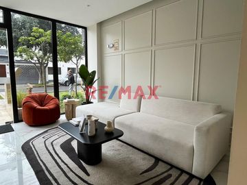 𝐄𝐧 𝐞𝐬𝐭𝐫𝐞𝐧𝐨 Venta 𝐝𝐞 𝐃𝐄𝐏𝐀𝐑𝐓𝐀𝐌𝐄𝐍𝐓𝐎 EN 𝐌𝐈𝐑𝐀𝐅𝐋𝐎𝐑𝐄𝐒 
Area 67 m2
Ubicación Calle Sevilla 
Departamento en piso 10
Ventanas con rollers
- Sala Comedor c