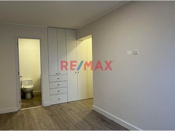 𝐄𝐧 𝐞𝐬𝐭𝐫𝐞𝐧𝐨 Venta 𝐝𝐞 𝐃𝐄𝐏𝐀𝐑𝐓𝐀𝐌𝐄𝐍𝐓𝐎 EN 𝐌𝐈𝐑𝐀𝐅𝐋𝐎𝐑𝐄𝐒 
Area 67 m2
Ubicación Calle Sevilla 
Departamento en piso 10
Ventanas con rollers
- Sala Comedor c