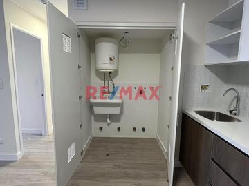 𝐄𝐧 𝐞𝐬𝐭𝐫𝐞𝐧𝐨 Venta 𝐝𝐞 𝐃𝐄𝐏𝐀𝐑𝐓𝐀𝐌𝐄𝐍𝐓𝐎 EN 𝐌𝐈𝐑𝐀𝐅𝐋𝐎𝐑𝐄𝐒 
Area 67 m2
Ubicación Calle Sevilla 
Departamento en piso 10
Ventanas con rollers
- Sala Comedor c