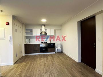 𝐄𝐧 𝐞𝐬𝐭𝐫𝐞𝐧𝐨 Venta 𝐝𝐞 𝐃𝐄𝐏𝐀𝐑𝐓𝐀𝐌𝐄𝐍𝐓𝐎 EN 𝐌𝐈𝐑𝐀𝐅𝐋𝐎𝐑𝐄𝐒 
Area 67 m2
Ubicación Calle Sevilla 
Departamento en piso 10
Ventanas con rollers
- Sala Comedor c