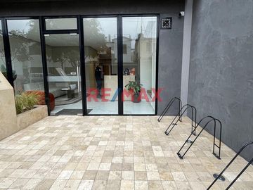 𝐄𝐧 𝐞𝐬𝐭𝐫𝐞𝐧𝐨 Venta 𝐝𝐞 𝐃𝐄𝐏𝐀𝐑𝐓𝐀𝐌𝐄𝐍𝐓𝐎 EN 𝐌𝐈𝐑𝐀𝐅𝐋𝐎𝐑𝐄𝐒 
Area 67 m2
Ubicación Calle Sevilla 
Departamento en piso 10
Ventanas con rollers
- Sala Comedor c