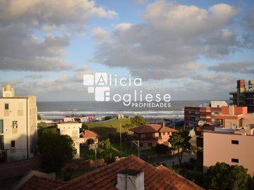 Departamento 2 ambientes de categoría con vista al mar