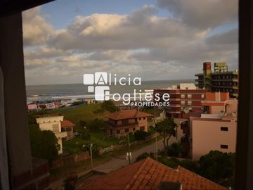 Departamento 2 ambientes de categoría con vista al mar