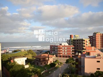 Departamento 2 ambientes de categoría con vista al mar