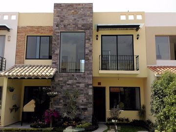 VENTA DE CASA EN CONDOMINIO CON ALBERCA EN JIUTEPEC