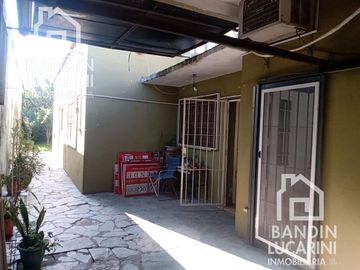 Casa en venta en Berazategui    Local   Duplex.    SE TOMAN PERMUTAS.