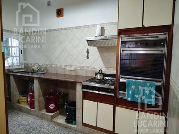 Casa en venta en Berazategui    Local   Duplex.    SE TOMAN PERMUTAS.