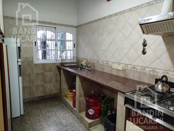 Casa en venta en Berazategui    Local   Duplex.    SE TOMAN PERMUTAS.