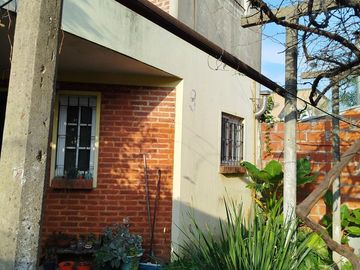 Casa en venta en Berazategui    Local   Duplex.    SE TOMAN PERMUTAS.