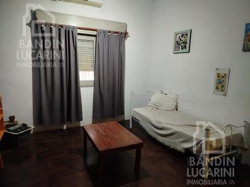 Casa en venta en Berazategui    Local   Duplex.    SE TOMAN PERMUTAS.