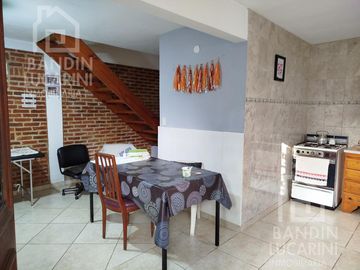 Casa en venta en Berazategui    Local   Duplex.    SE TOMAN PERMUTAS.