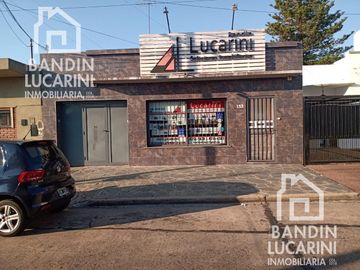 Casa en venta en Berazategui    Local   Duplex.    SE TOMAN PERMUTAS.
