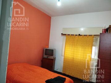 Casa en venta en Berazategui    Local   Duplex.    SE TOMAN PERMUTAS.