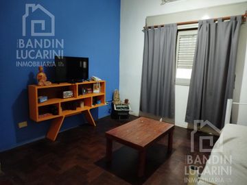Casa en venta en Berazategui    Local   Duplex.    SE TOMAN PERMUTAS.