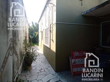 Casa en venta en Berazategui    Local   Duplex.    SE TOMAN PERMUTAS.