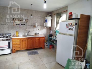 Casa en venta en Berazategui    Local   Duplex.    SE TOMAN PERMUTAS.
