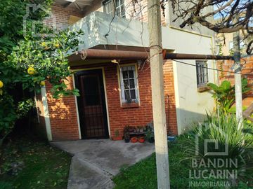 Casa en venta en Berazategui    Local   Duplex.    SE TOMAN PERMUTAS.
