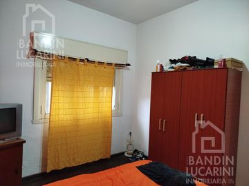 Casa en venta en Berazategui    Local   Duplex.    SE TOMAN PERMUTAS.