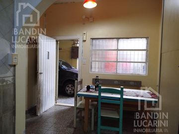 Casa en venta en Berazategui    Local   Duplex.    SE TOMAN PERMUTAS.
