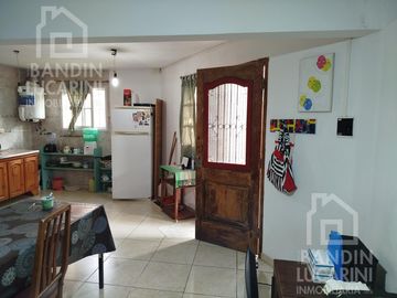 Casa en venta en Berazategui    Local   Duplex.    SE TOMAN PERMUTAS.