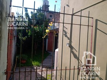 Casa en venta en Berazategui    Local   Duplex.    SE TOMAN PERMUTAS.