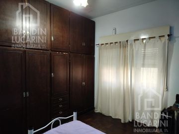 Casa en venta en Berazategui    Local   Duplex.    SE TOMAN PERMUTAS.