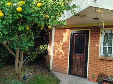 Casa en venta en Berazategui    Local   Duplex.    SE TOMAN PERMUTAS.