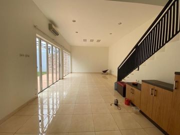 Dijual/Disewakan Rumah Taman Telaga Golf BSD City 3 Kamar Tidur Semi Furnished Luas Murah