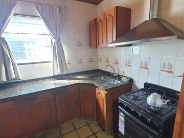 00036 Amplia casa para 10 personas sobre Av. Principal en Villa Cura Brochero