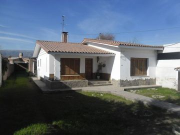 00036 Amplia casa para 10 personas sobre Av. Principal en Villa Cura Brochero