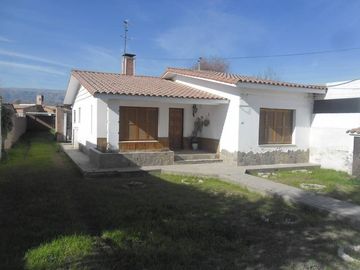 00036 Amplia casa para 10 personas sobre Av. Principal en Villa Cura Brochero