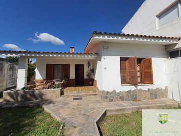 00036 Amplia casa para 10 personas sobre Av. Principal en Villa Cura Brochero