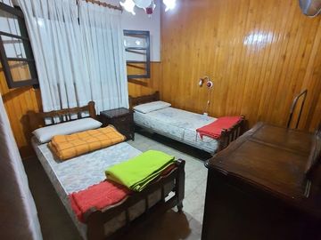 00036 Amplia casa para 10 personas sobre Av. Principal en Villa Cura Brochero