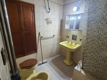 00036 Amplia casa para 10 personas sobre Av. Principal en Villa Cura Brochero