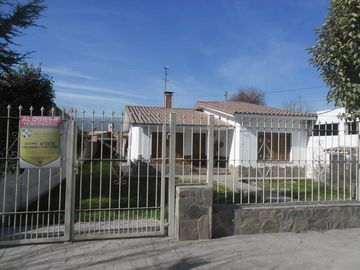 00036 Amplia casa para 10 personas sobre Av. Principal en Villa Cura Brochero