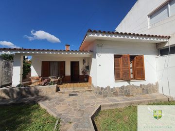 00036 Amplia casa para 10 personas sobre Av. Principal en Villa Cura Brochero