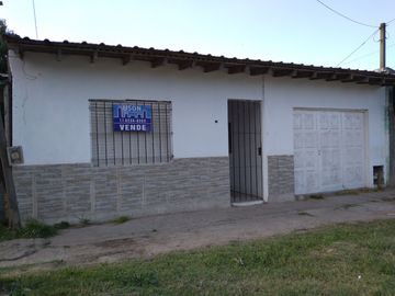 Excelente oportunidad. Casa en venta de 2 dormitorios c/ cochera en Glew
