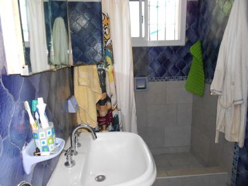 Chalet en venta de 2 dormitorios c/ cochera en Los Pinares. Permuta mayor valor