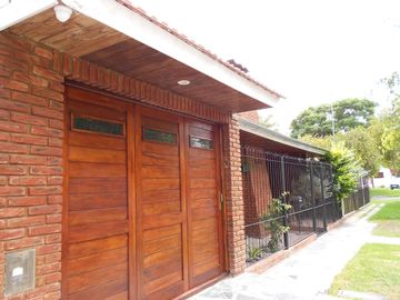 Chalet en venta de 2 dormitorios c/ cochera en Los Pinares. Permuta mayor valor