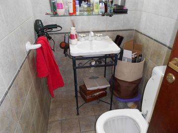 Chalet en venta de 2 dormitorios c/ cochera en Los Pinares. Permuta mayor valor