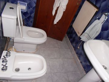 Chalet en venta de 2 dormitorios c/ cochera en Los Pinares. Permuta mayor valor