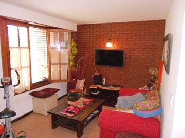 Chalet en venta de 2 dormitorios c/ cochera en Los Pinares. Permuta mayor valor