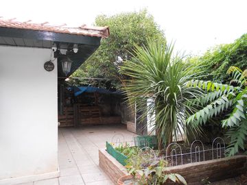 Chalet en venta de 2 dormitorios c/ cochera en Los Pinares. Permuta mayor valor