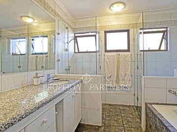 Dos casas en un terreno, estilo mediterráneo. La Foresta