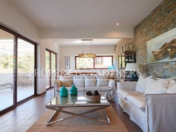 Casa mediterránea y moderna en exclusivo condominio Cantagua