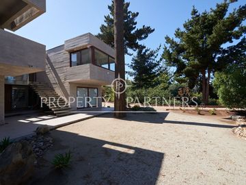 Casa mediterránea y moderna en exclusivo condominio Cantagua