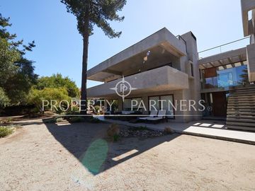 Casa mediterránea y moderna en exclusivo condominio Cantagua